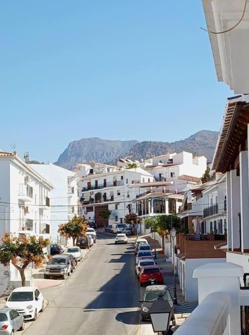Limerencia: Tu Hogar En Este Blanco Pueblo Фригиляна Екстериор снимка